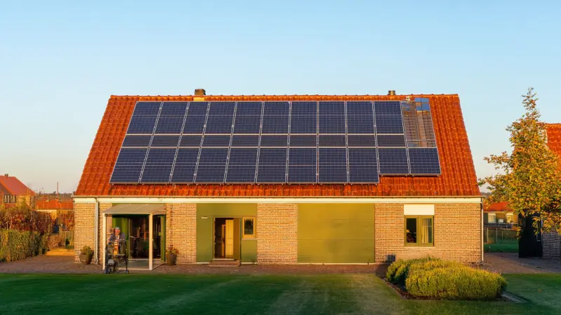 10 kWp zonnepanelen opbrengst: realistische kWh in 2026