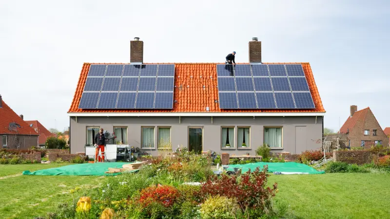 Zonnepanelen noordwest zuidoost dak opbrengst: kWh 2026